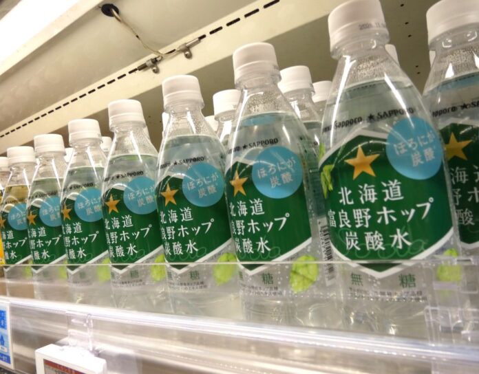 売場に並ぶ「北海道富良野ホップ炭酸水」
