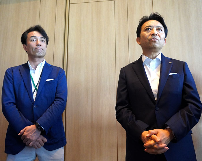 奥谷晴信社長(右)と鶴田秀朗部長