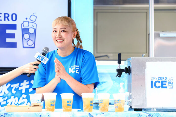 自らサーバーで注いだ「ドライゼロ」を前に笑顔の丸山桂里奈さん