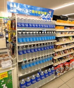 「ファミリーマート サンズ東戸塚駅西口店」での「ポカリスエット」と「ポカリスエット イオンウォーター」の特設売場