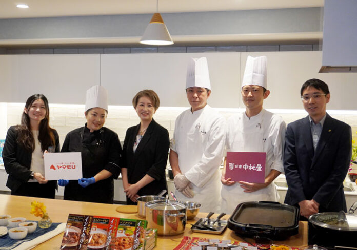 両社のマーケティング担当者と料理責任者