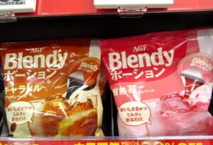 左から売場に並ぶ「ブレンディ」ポーションのノンコーヒー「キャラメルカフェオレベース」と「完熟苺オレベース」