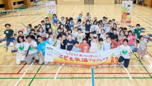 前列左から花王の山田瞳氏、小川の小川太志氏、熱中症予防声かけプロジェクトの山下太郎代表理事、前列右がサントリービバレッジ&フードの小出桃花氏