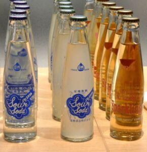 左から能勢酒造の「能勢ミネラルソーダ」「能勢レモンサワー」「能勢ジンジャーエール」