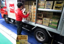 過渡期の自販機業界 人手不足や小売業との値差広がりによる割高感など課題山積で再編進む 活性化に向けた動きも出現 ルートカーでのピッキング作業の様子(CCBJI)