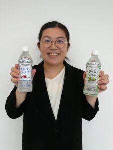 「世界のKitchenから ソルティライチ」と「世界のKitchenから ライムソルト」をアピールする髙瀬友紀氏