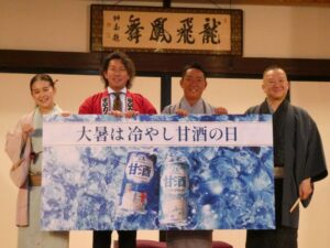 左から落語家の林家つる子さん、ライズアップの西尾竜太代表取締役、森永製菓の殿原康宏部長、落語家の柳家三之助さん