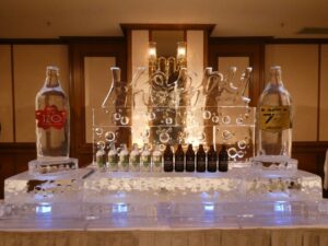 「HPY ホップウォーター」(左)と「ホッピー」、「ホッピー」のロゴや瓶を模した氷彫刻