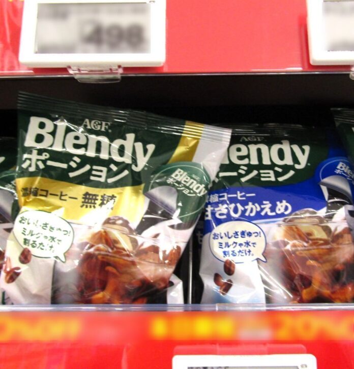 左から売場に並ぶ「ブレンディ」ポーションの「濃縮コーヒー無糖」と「濃縮コーヒー甘さひかえめ」