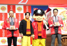 「明星 チャルメラ」発売60周年 新CMに“鈴木福くん”が15年ぶり登場 「ホッとする味わい」アピール 右から木所敬雄取締役、鈴木福さん、松川賢一ブランドマネージャー