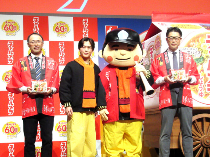 右から木所敬雄取締役、鈴木福さん、松川賢一ブランドマネージャー