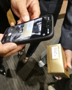「音声読み上げアプリ」で知りたい情報が書かれている面（ココヨム）を読み上げる