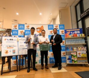 左からサミットの岡田崇取締役常務執行役員、サントリービバレッジ＆フードブランドマーケティング本部の溝本将洋部長、兵庫県立大学環境人間学部・大学院環境人間学研究科教授で防災心理学者の木村玲欧（れお）氏