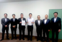 名古屋食肉業界団体 広沢市長と意見交換会 業界振興へ要望書提出 広沢一郎名古屋市長(中央)に要望書を提出