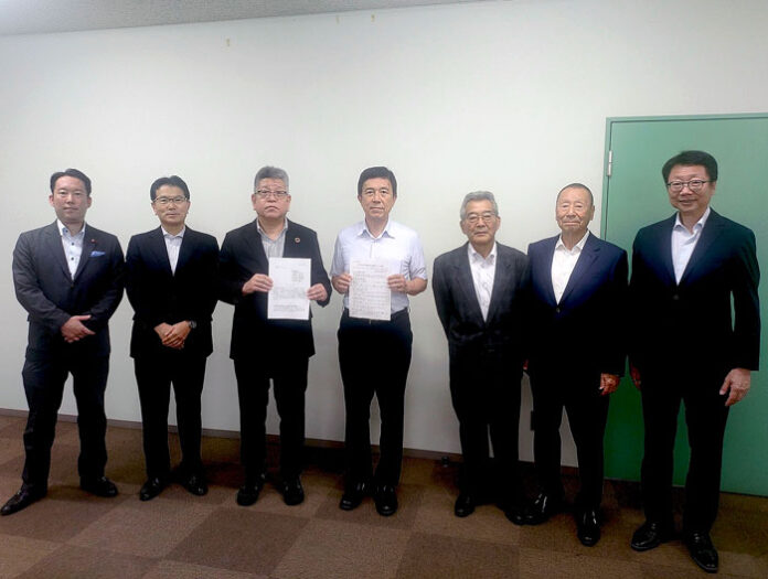 広沢一郎名古屋市長（中央）に要望書を提出