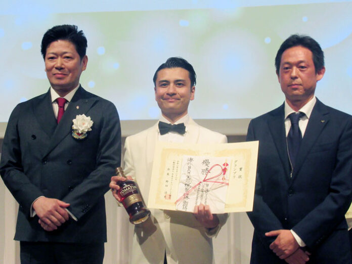 （左から）HBA野田浩史代表理事、グランプリの砂川拓海さん、国分グループ本社・織田啓介商品開発部長