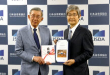 世界の学校給食支援に 国連WFP協会へ証券業協会から寄付 国連WFP協の安藤宏基会長㊧と日証協の日比野隆司会長