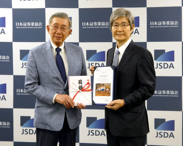 国連WFP協の安藤宏基会長㊧と日証協の日比野隆司会長