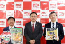 ひと回り太い「燻製屋」 リュウジとコラボ開発、夕食向けの濃厚味 丸大食品 発表会で小瀬川竜哉上席執行役員㊥ら。左端のキャラクターが「ドゥブ丸」