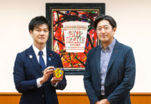 日清食品「完全メシ」 鈴木農水大臣が東京本社訪問 「日本の新規食品に期待」 鈴木憲和農水大臣㊧と安藤徳隆社長