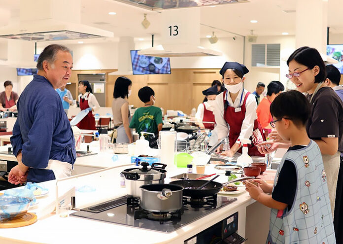 親子で「未来のおにぎり」 ミシュラン料理人と マルヤナギ小倉屋