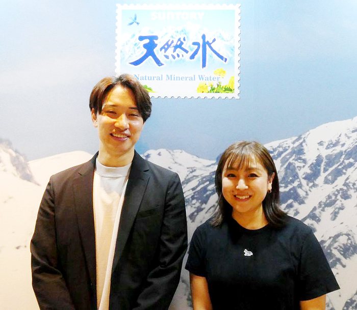 サントリービバレッジ&フードの土屋友胤氏㊧、高橋夏苗氏