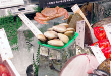 鮮魚の鮮度 視覚で伝える サミットストア月島3丁目店 鮮魚の魅力を氷で高める