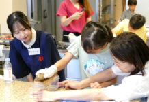 鰹節の削り体験も にんべん「子ども和食セッション」 鰹節の削り体験も にんべん「子ども和食セッション」
