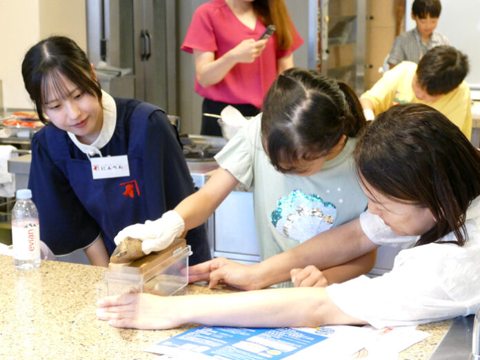 鰹節の削り体験も にんべん「子ども和食セッション」