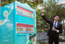 「ノンアル自販機」が登場 多彩なフレーバーを気軽に サントリー、高輪ゲートウェイで試験展開 ノンアル専用自販機を紹介する福本匡志氏