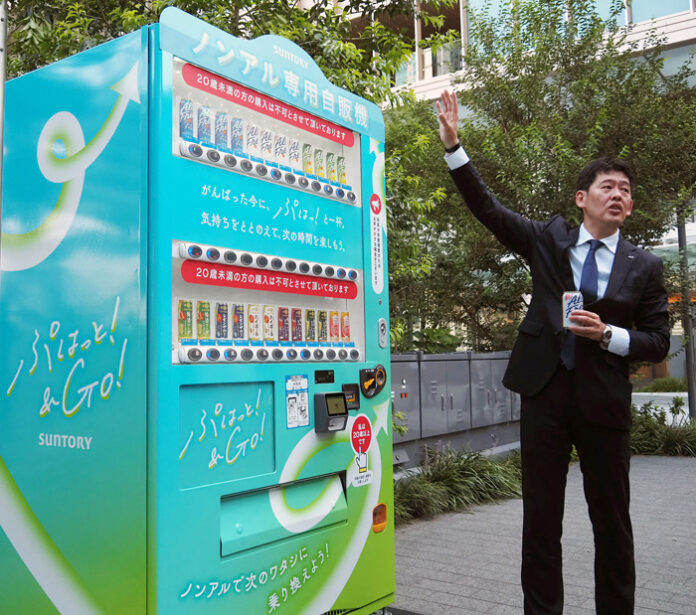 ノンアル専用自販機を紹介する福本匡志氏