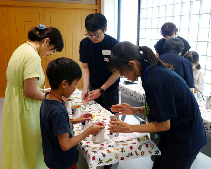 カレー粉づくりにチャレンジ エスビー食品が親子向け体験イベント