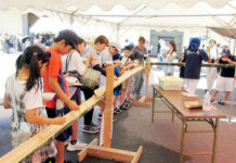 七福醸造「白だしの日まつり」開催 地元住民など1000人が来場 人気のながしそうめんに並ぶ子どもたち