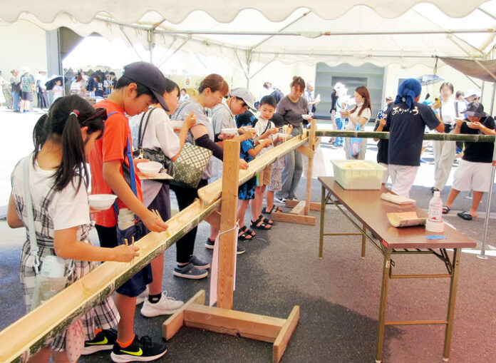 人気のながしそうめんに並ぶ子どもたち