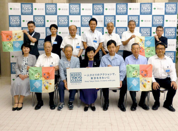 小池百合子都知事（前列中央）と全清飲の森本真治専務理事（前列右）