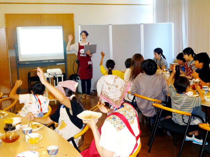 地産地消などについて話すエム・シーシー食品の曽我笑夢さん