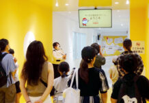 ベビーチーズでピザ作り 人気の夏休み親子イベント 六甲バター 工場見学に臨む参加者