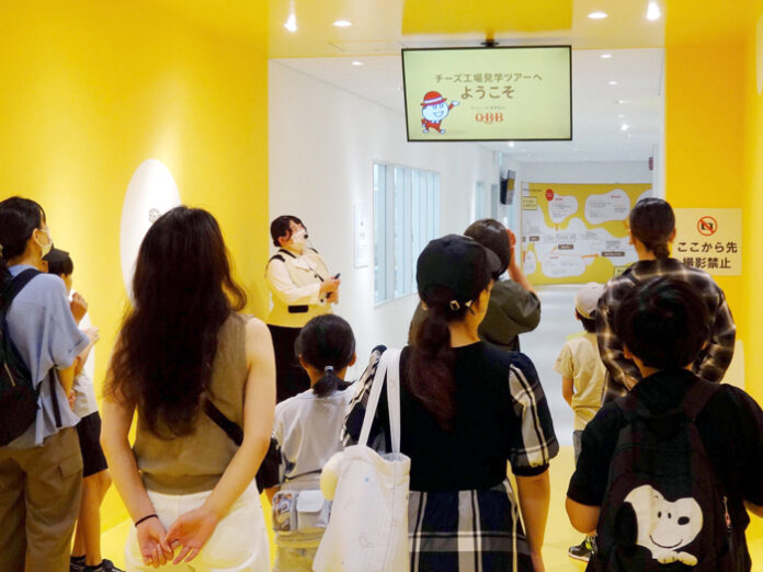 工場見学に臨む参加者