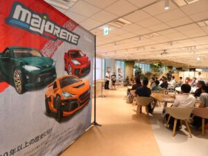 司会・進行を務めた玩具ライフスタイル事業部玩具ブランド企画部玩具ブランド企画課の工藤久美子さん(中央右奥)と EC準備室室長の宮澤浩司さん(中央左奥)