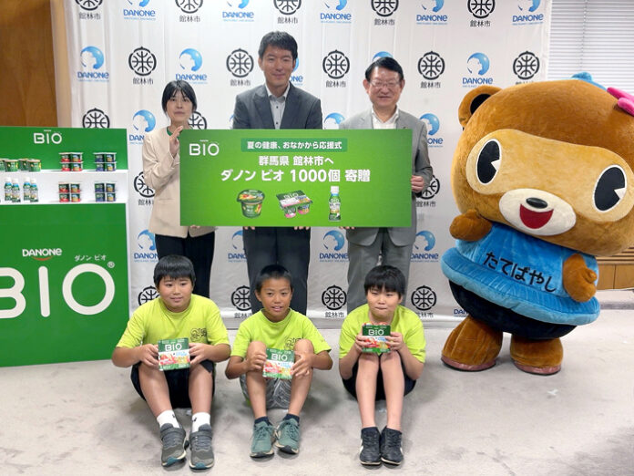 （後列左から）石毛光子氏、後藤貴裕工場長、多田善洋市長と学童保育施設の児童ら