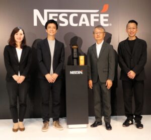 左からネスレ日本の栗山真由子氏、吉永祐太氏、プロダクトデザイナーの深澤直人氏、チームラボの堺大輔氏