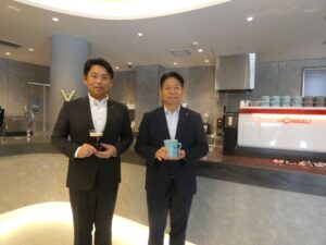左から内山修二社長、若林教二マーケティング本部マーケティング第一部部長