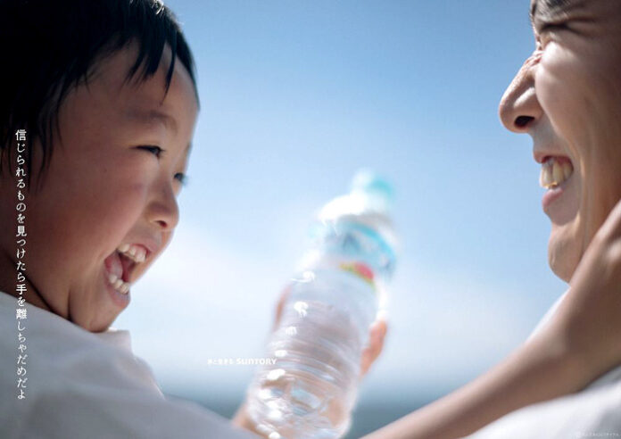 飲料ビジネスは飲んだ本人だけでなく周りの人の気持ちも安らかにしたり楽しませたりするとてもいいビジネス。写真は「サントリー天然水」の交通広告