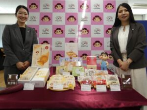 左から「新焼菓子シリーズ」および「新“生”シリーズ」プレス試食会に臨んだ洋菓子事業本部営業本部マーケティング部営業推進課の三井咲良氏と野木工場製品開発課の宗川彩子氏
