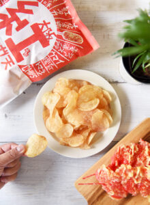 紅生姜味を生かした「同　ポテトチップス」と「同　鶏皮揚げ」