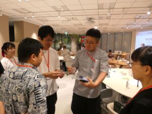 ファンミーティングで交流する参加者