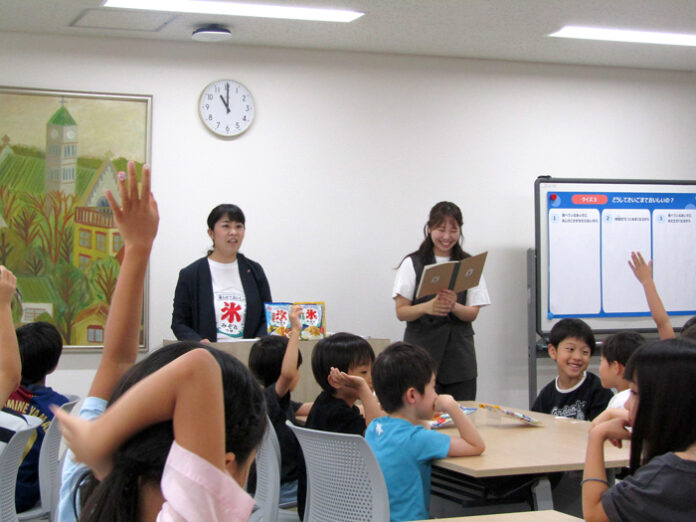 元気よくクイズに答える子どもたち