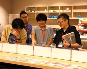 ファンミーティングで交流する参加者