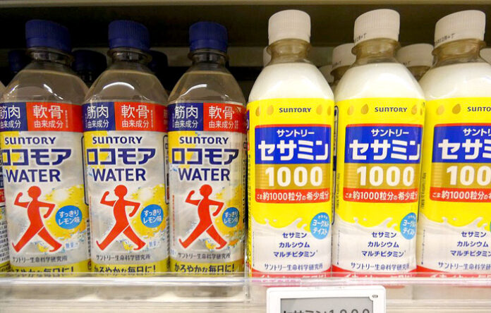 左から売場に並ぶ「ロコモアWATER」と「セサミン1000」