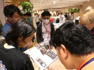 ファンミーティングで交流する参加者